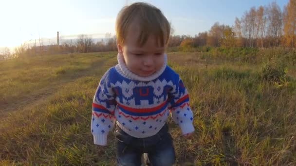 Enfant garçon marchant et tombant herbe — Video