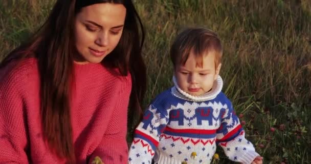 Menino infantil em uma camisola de Ano Novo — Vídeo de Stock