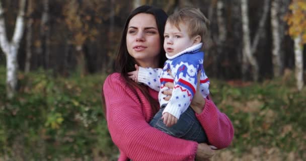 Niño en brazos de mamás — Vídeos de Stock