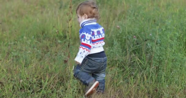 Spädbarn pojke som springer till mamma — Stockvideo