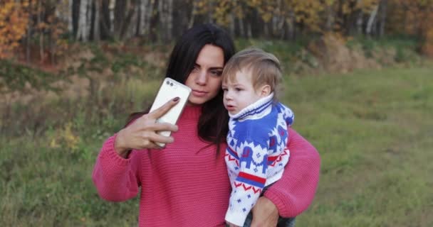 Girl with son makes selfie — Stock Video