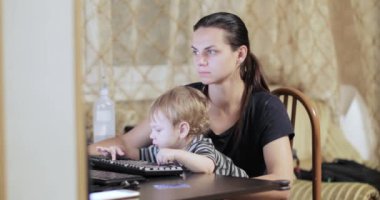 Bebek çocuk tuşlara basıyor.