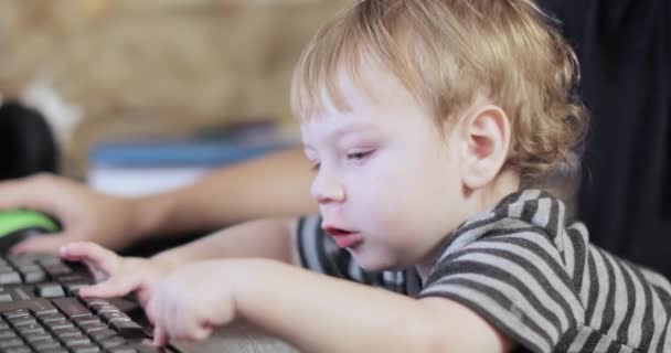Bayi laki-laki menekan tombol — Stok Video