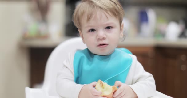 Niño con una manzana — Vídeo de stock