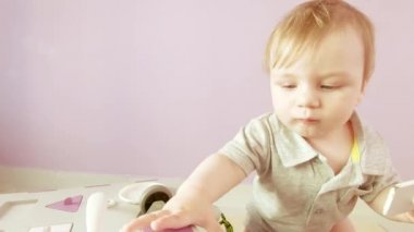 Bebek meşgul küple oynuyor