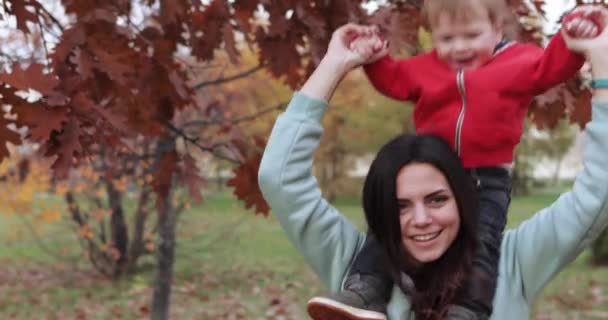 Csecsemő fiú az anya karjaiban kényeztet — Stock videók