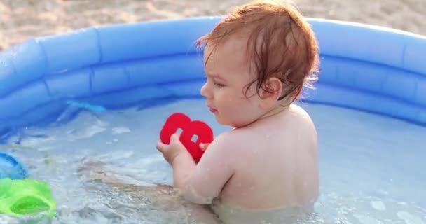 文字Bを持つ幼児の少年 — ストック動画