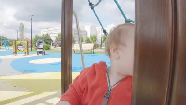 Baby Boy na atrakcją liny — Wideo stockowe