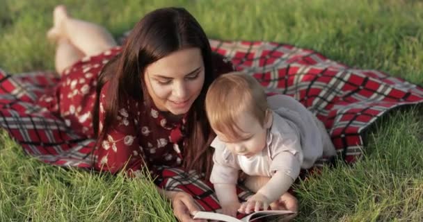 Mãe com uma criança em um piquenique — Vídeo de Stock
