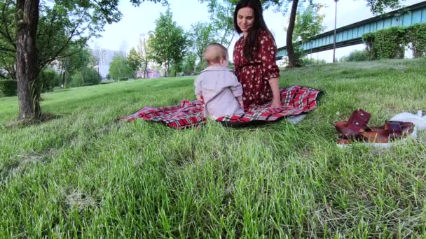 Mãe com uma criança em um piquenique — Vídeo de Stock