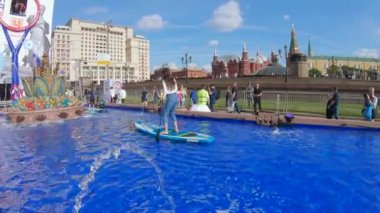 Sup ve yokuş aşağı yüzme havuzu