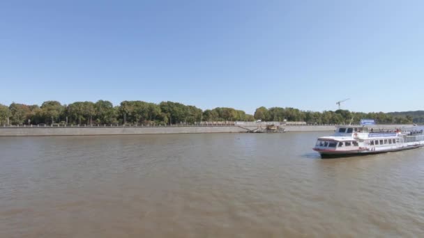 Barca da diporto sul fiume Mosca — Video Stock