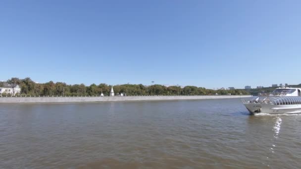 Bateau de plaisance sur la rivière Moscou — Video