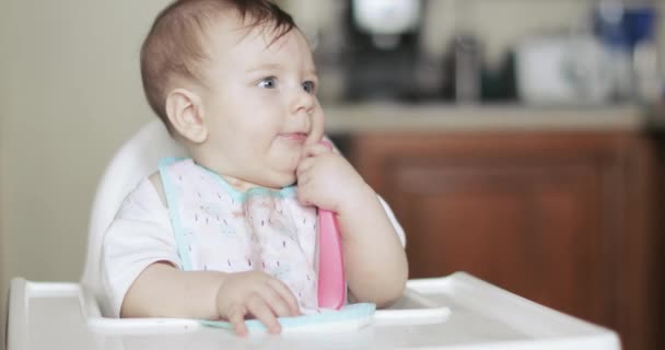 Kleine jongen eet bessenpuree — Stockvideo