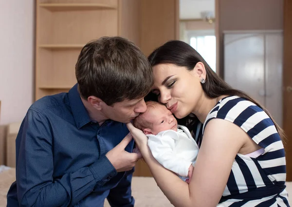 Joven madre y padre con bebé niño — Foto de Stock