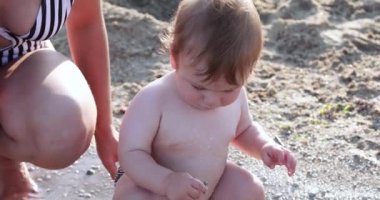 Sahilde çocuk çocuk