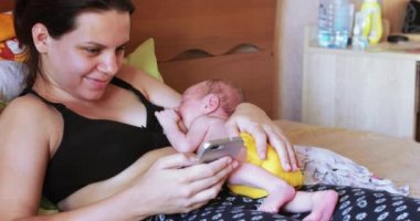 Emzirme anne ile smartphone