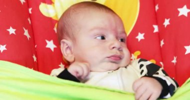 Sallanan beşik içinde erkek bebek
