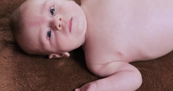 Babyjongen zuigt een hand — Stockvideo