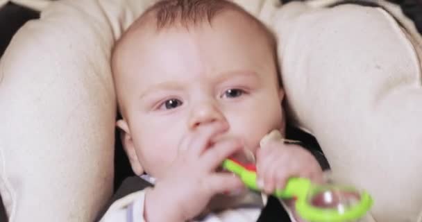 Αγόρι μωρό σε ένα λίκνισμα λίκνο — Αρχείο Βίντεο