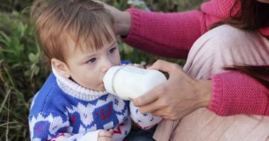 Bebecik annesiyle süt içiyor.