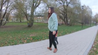 Çocuk annesiyle yürüyor.