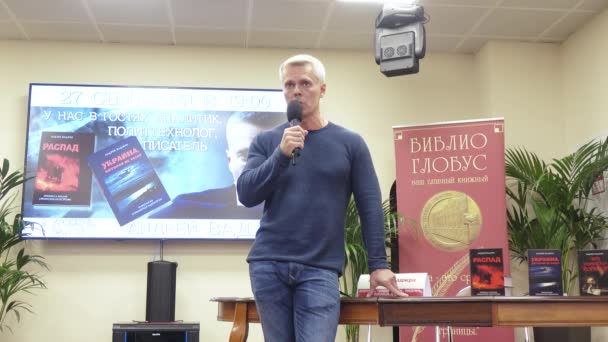Prezentace tří knih Andreje Vajry — Stock video
