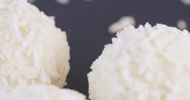 Конфеты в кокосовых хлопьях — стоковое видео