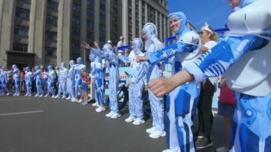 Uzay giysili dansçılar