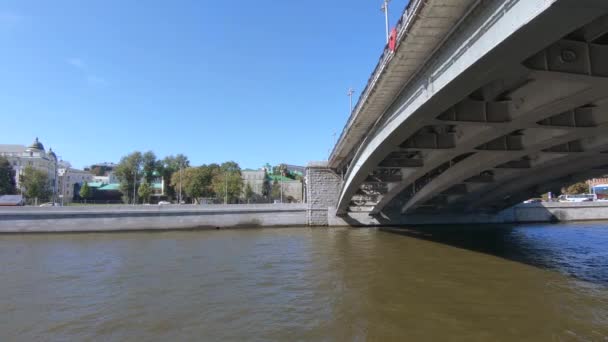 Utsikt över Kreml vallen och Bolshoi Kamenny bron från en fritidsbåt — Stockvideo