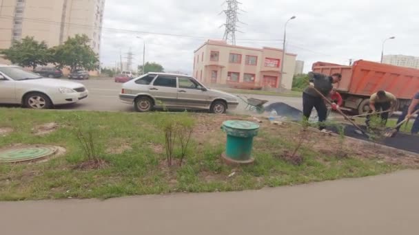 Posa di asfalto su un percorso pedonale — Video Stock