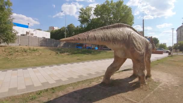 Dinosaur sculptuur Olorotitan — Stockvideo