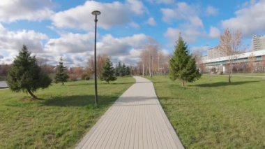 Şehir parkında bir sokak.