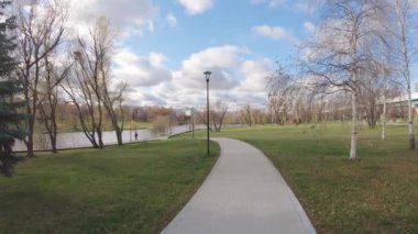 Göletin yanındaki sokakta.