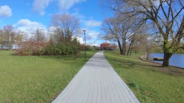 Göletin yanındaki sokakta.