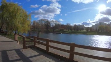 Ahşap iskele ve banklar