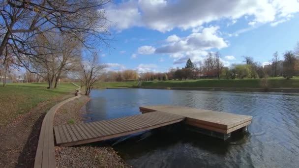 Drewniany teren rekreacyjny na pontonie — Wideo stockowe