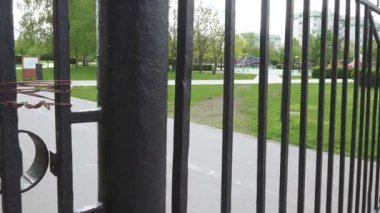 Şehir parkının kapalı kapıları.