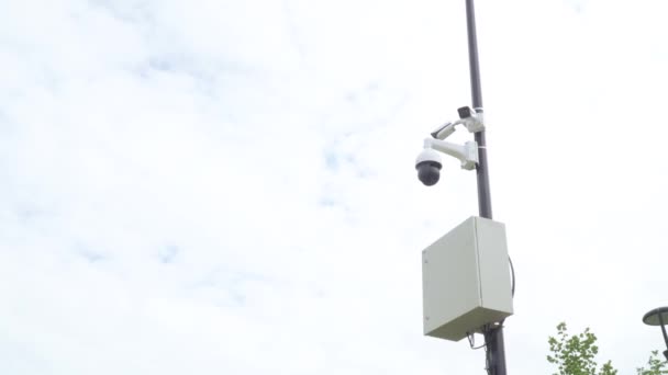 Камеры безопасности на столбе — стоковое видео