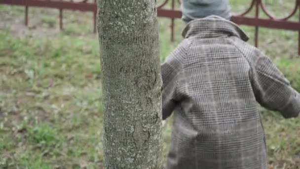 A gyerek elfut a kerítéstől. — Stock videók