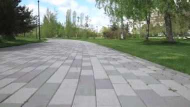 Şehir parkında sokak ve banklar