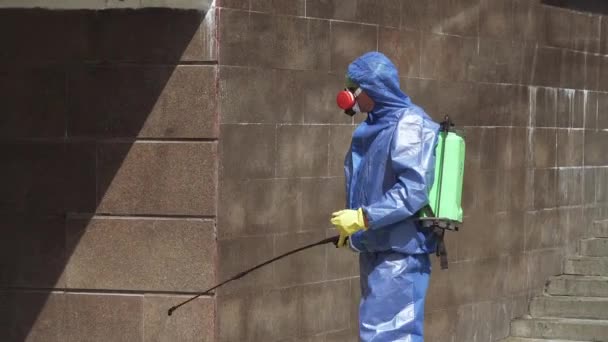 Trabalhador na proteção desinfecta — Vídeo de Stock