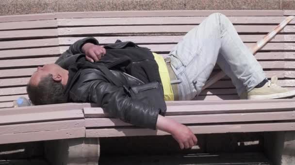 Ein kranker Obdachloser — Stockvideo