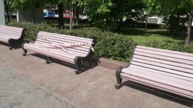 Park bankları kapalı.