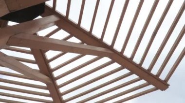 Bulutlara karşı ahşap pergolas