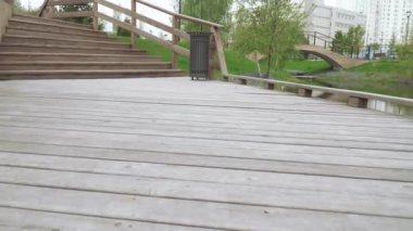 Korkuluklu ahşap yürüyüş yolu