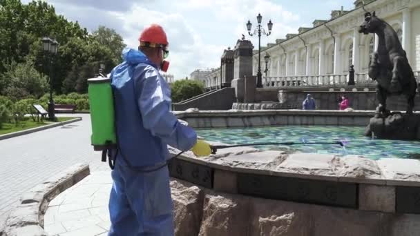 Travailleur en désinfection protectrice — Video