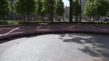 Park bankları kapalı.