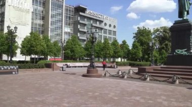 Banklarda oturan evsiz insanlar