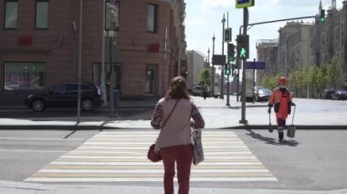 Şehirde yaya geçidi